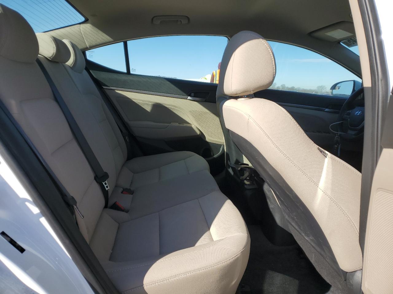 2017 Hyundai Elantra - Image 10