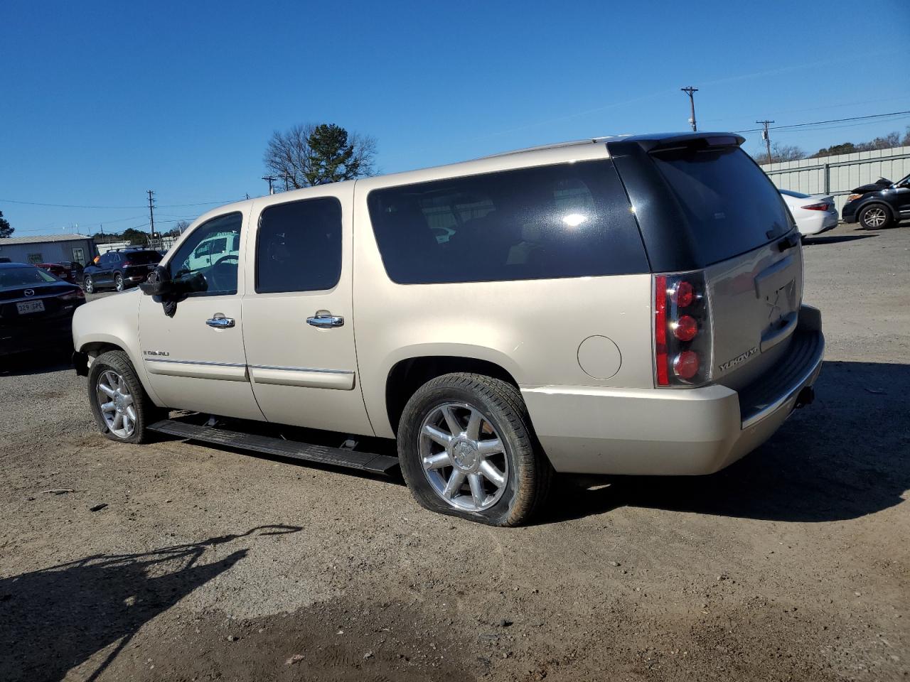 2007 GMC Yukon - Image 2