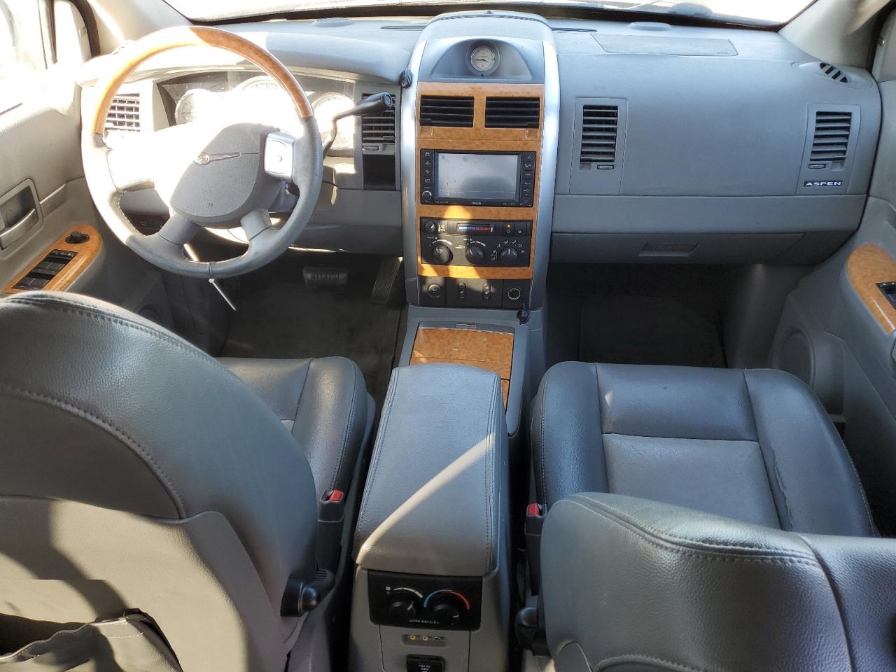 2009 Chrysler Aspen - Image 8