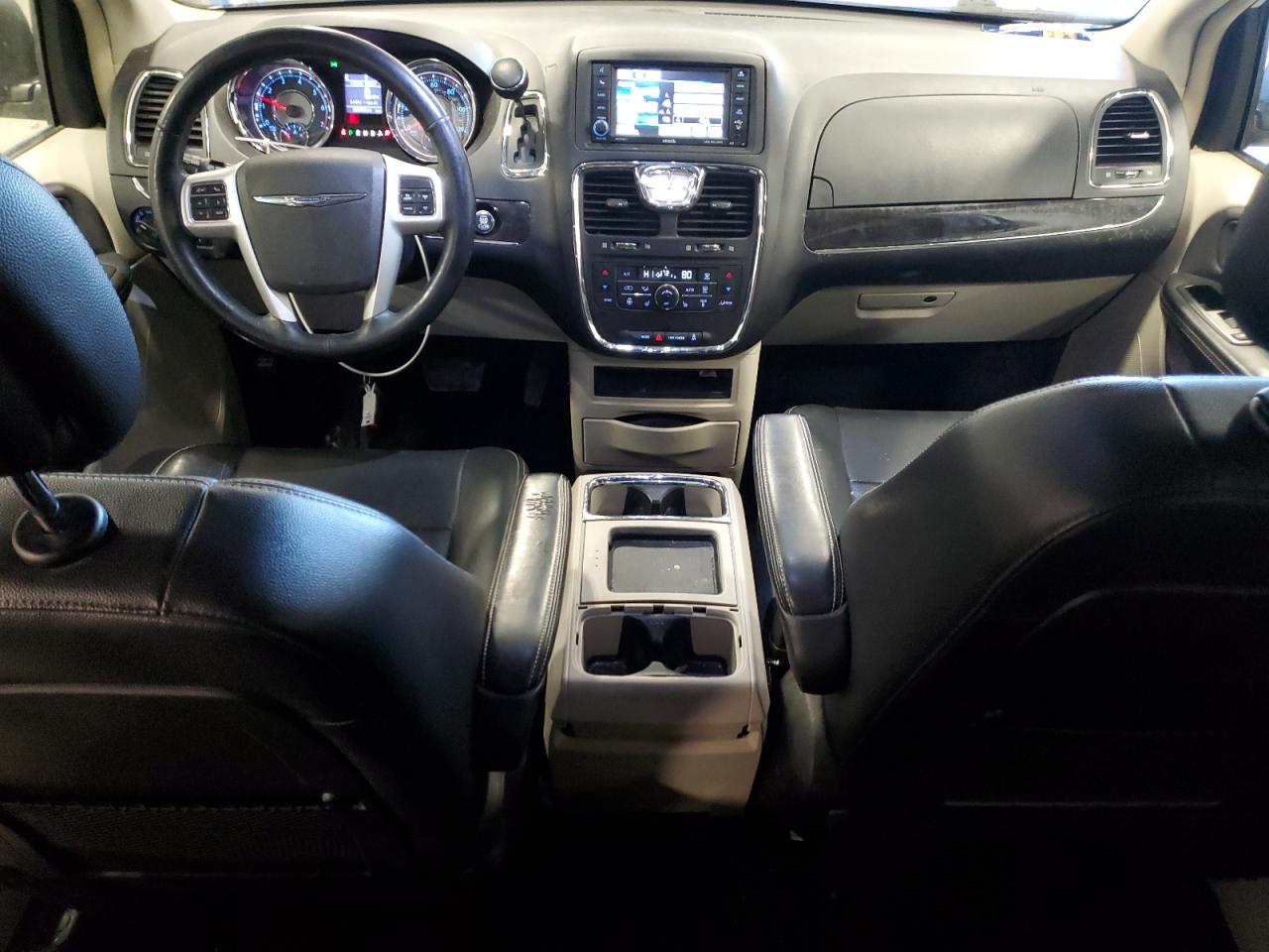 2014 Chrysler Town & Country - Image 8