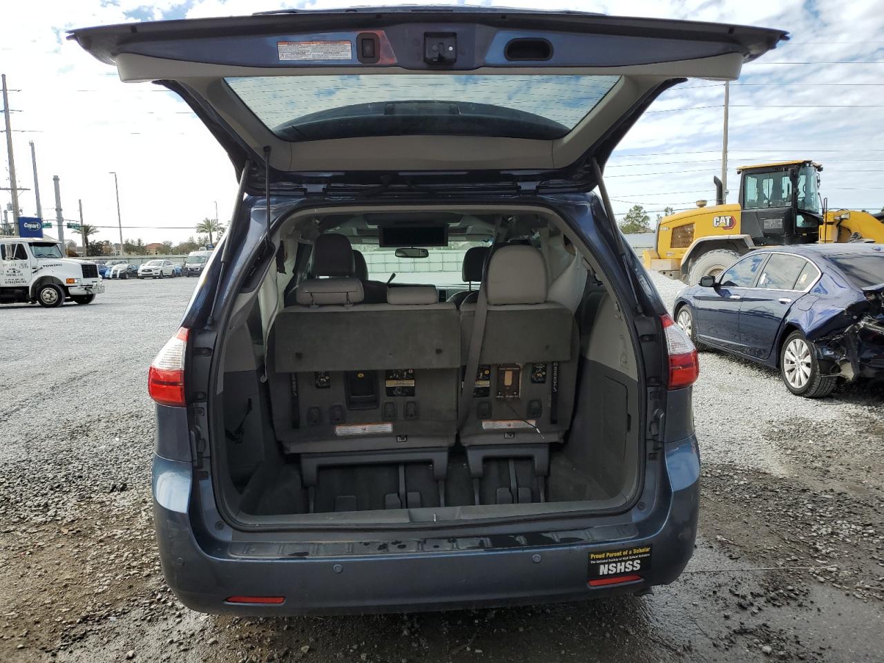 2017 Toyota Sienna - Image 6