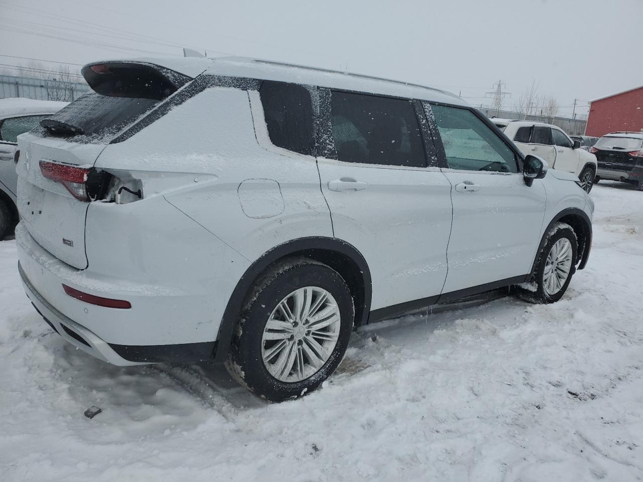 2024 Mitsubishi Outlander - Image 3