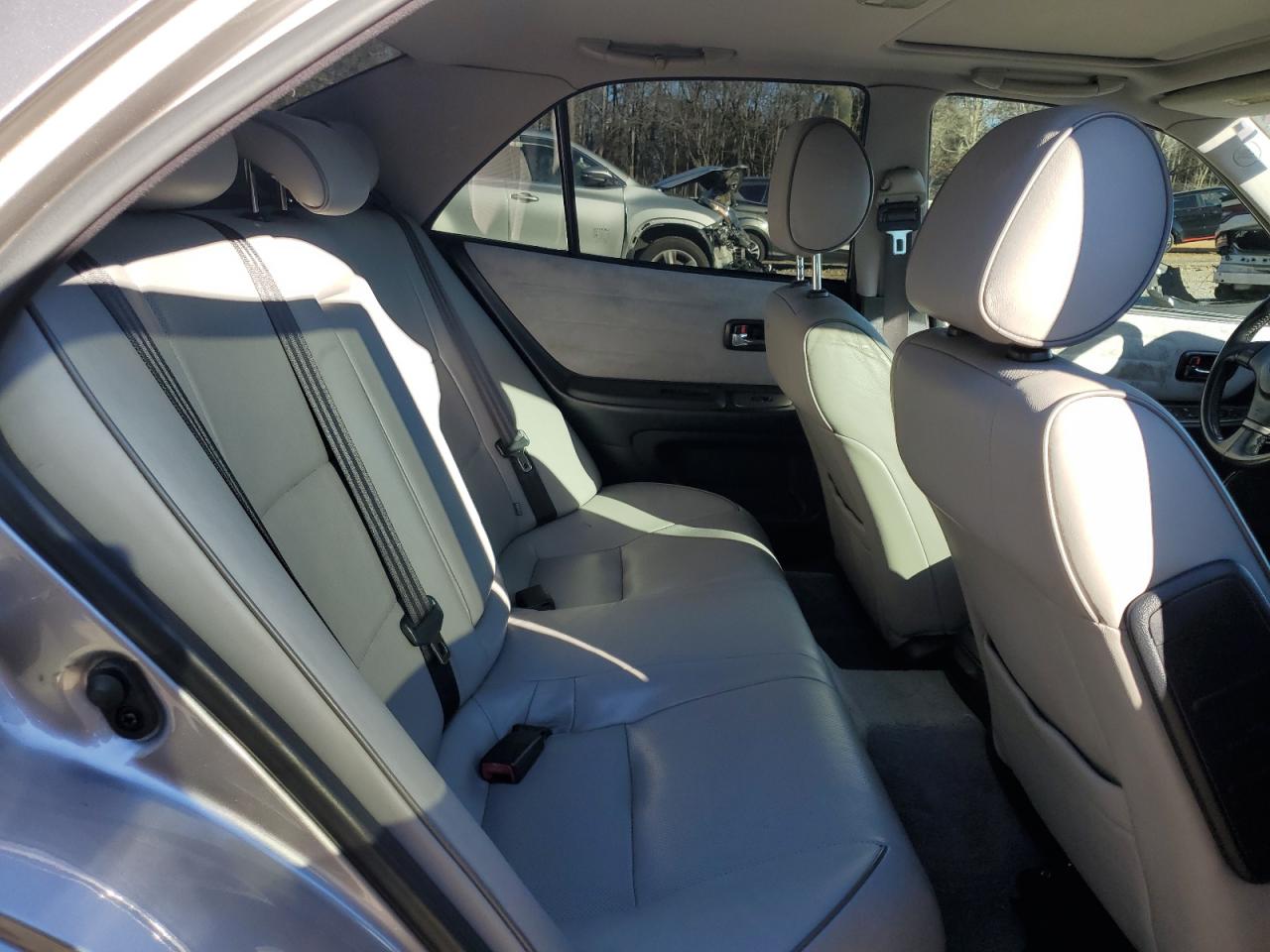 2003 Lexus IS - Image 10
