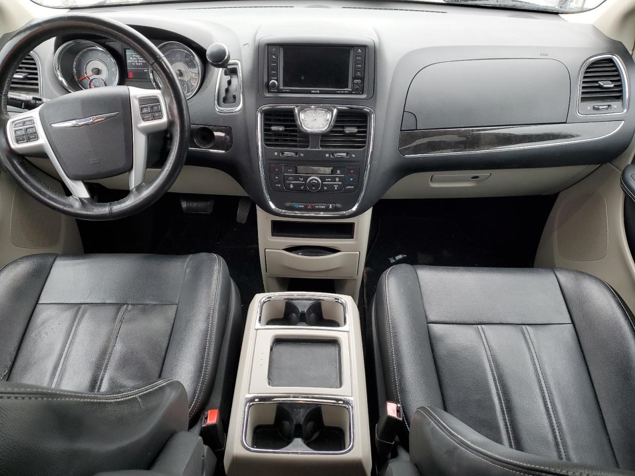 2016 Chrysler Town & Country - Image 8