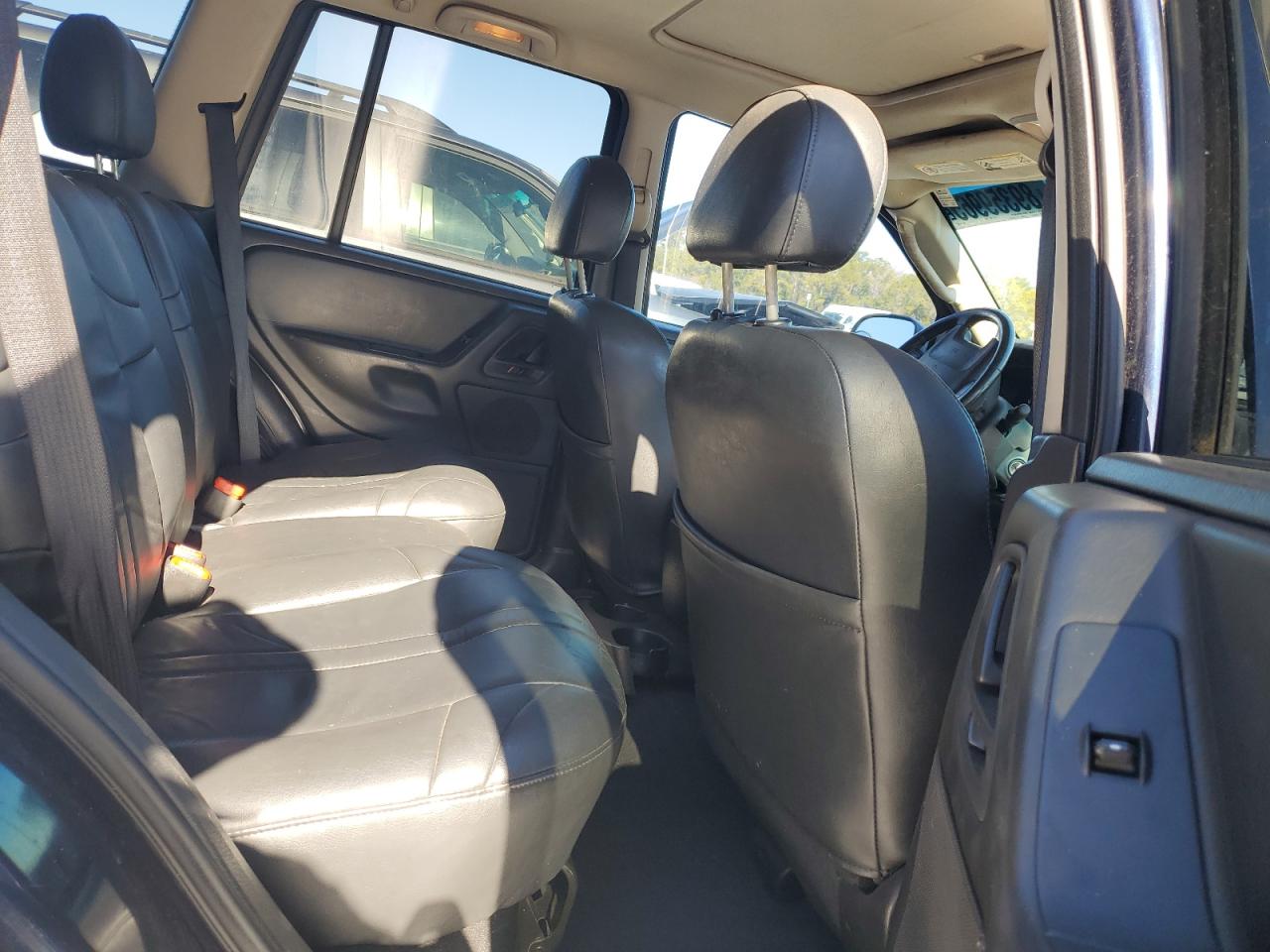 2004 Jeep Grand Cherokee - Image 11