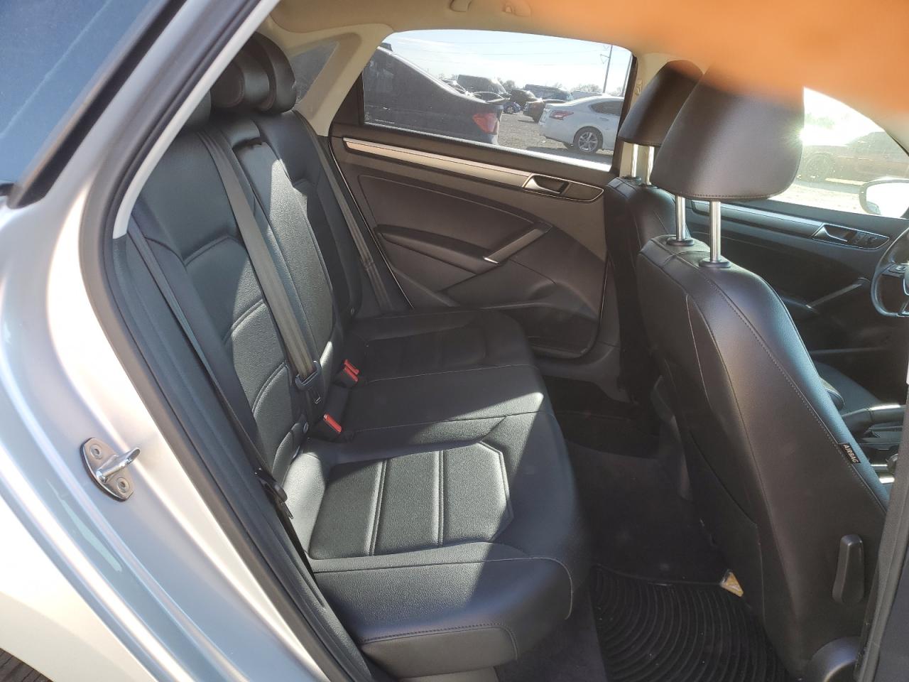 2018 Volkswagen Passat - Image 10