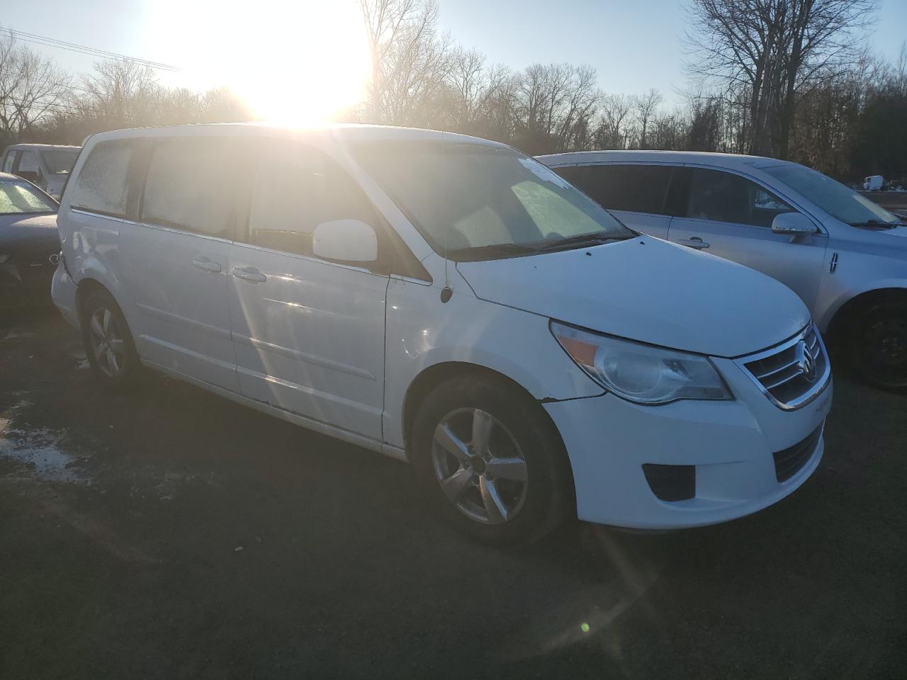 2009 Volkswagen Routan - Image 4