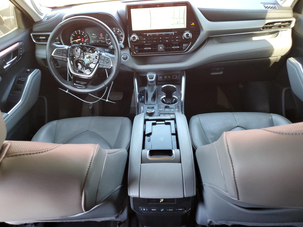 2021 Toyota Highlander - Image 8