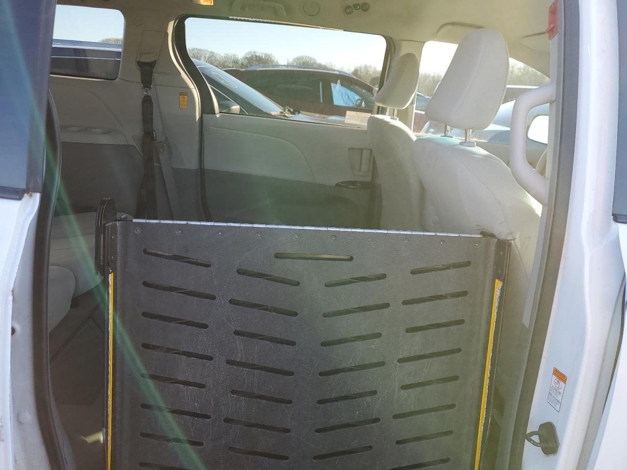2014 Toyota Sienna - Image 11