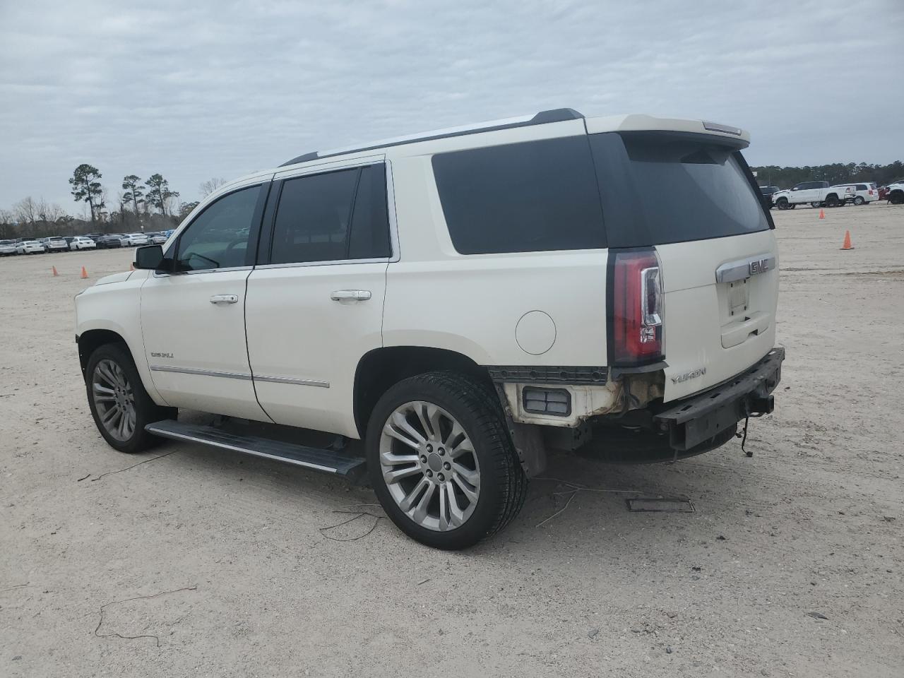2015 GMC Yukon - Image 2