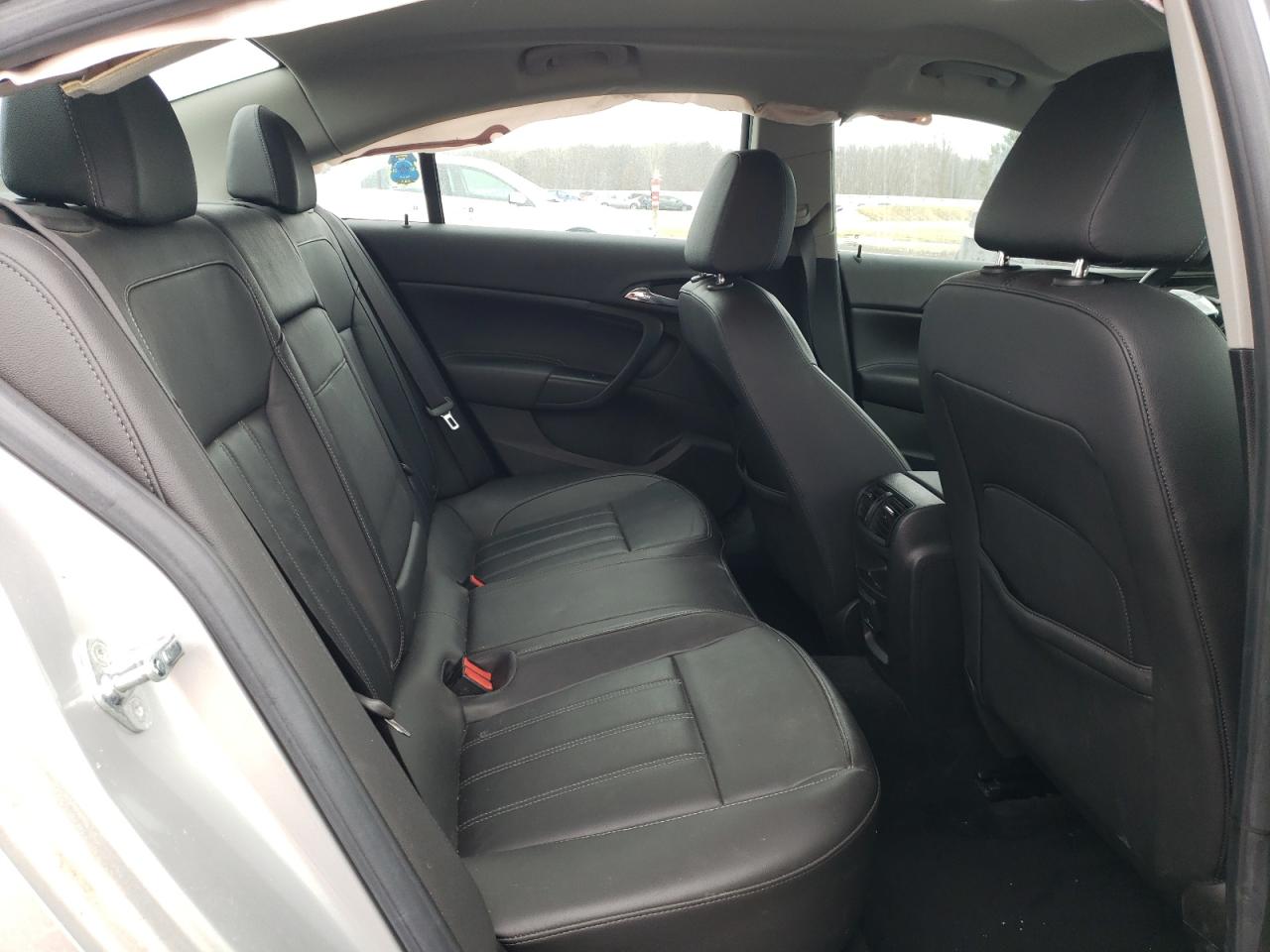 2011 Buick Regal - Image 11