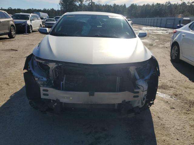 Sedans CHEVROLET MALIBU 2017 Srebrny