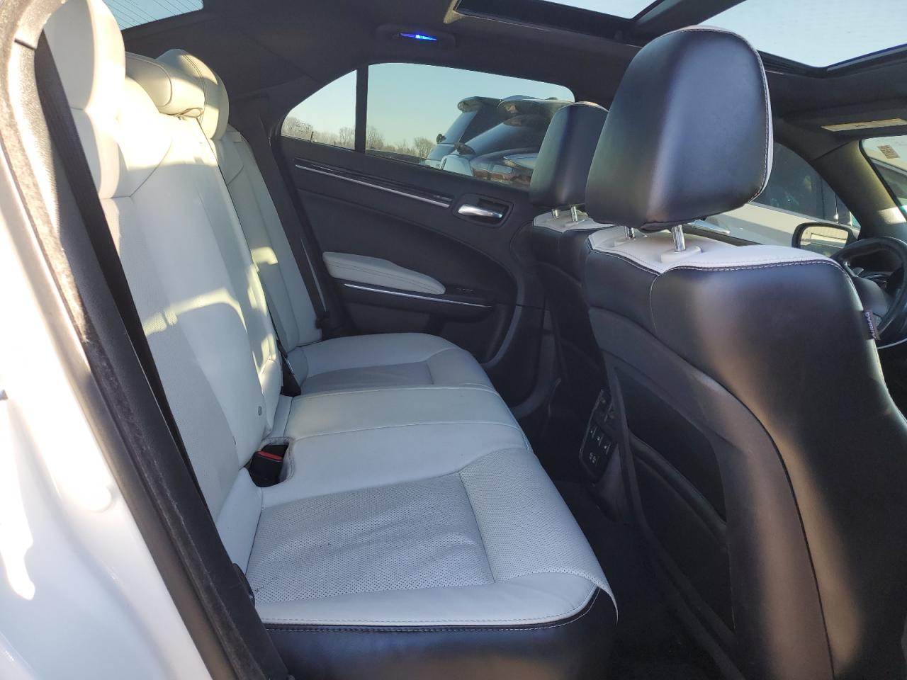 2018 Chrysler 300 - Image 10