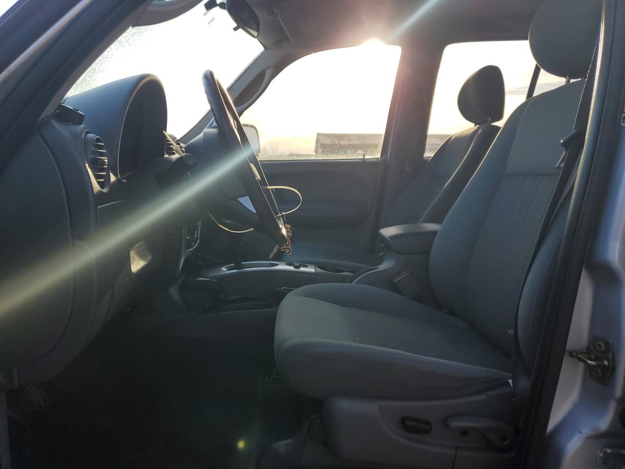 2005 Jeep Liberty (North America) - Image 7