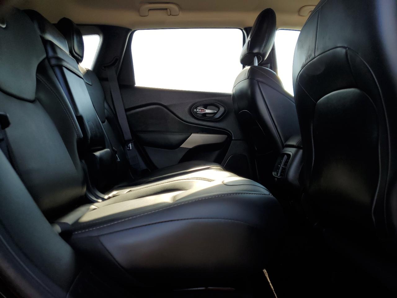 2017 Jeep Grand Cherokee - Image 11