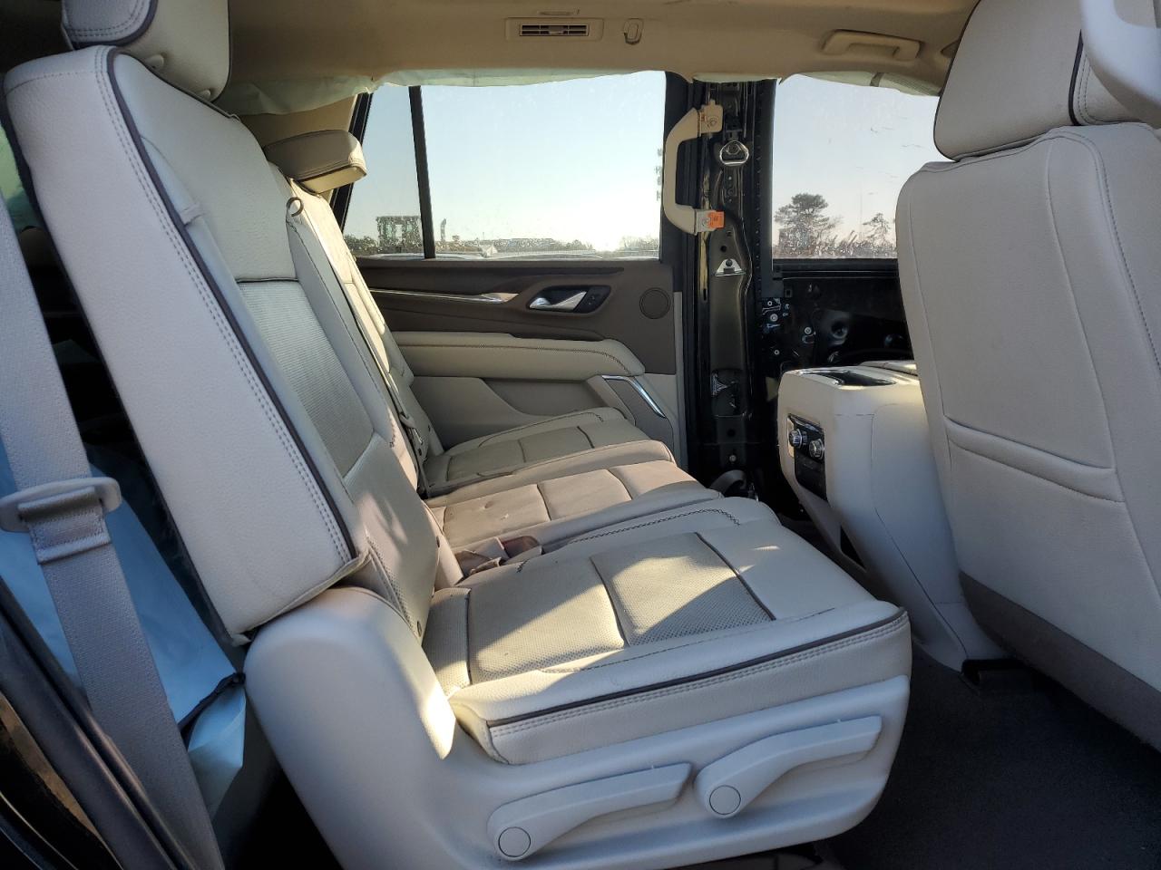 2022 GMC Yukon - Image 11