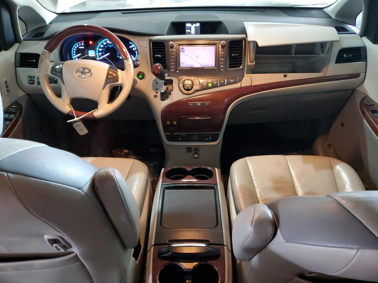 2011 Toyota Sienna - Image 8