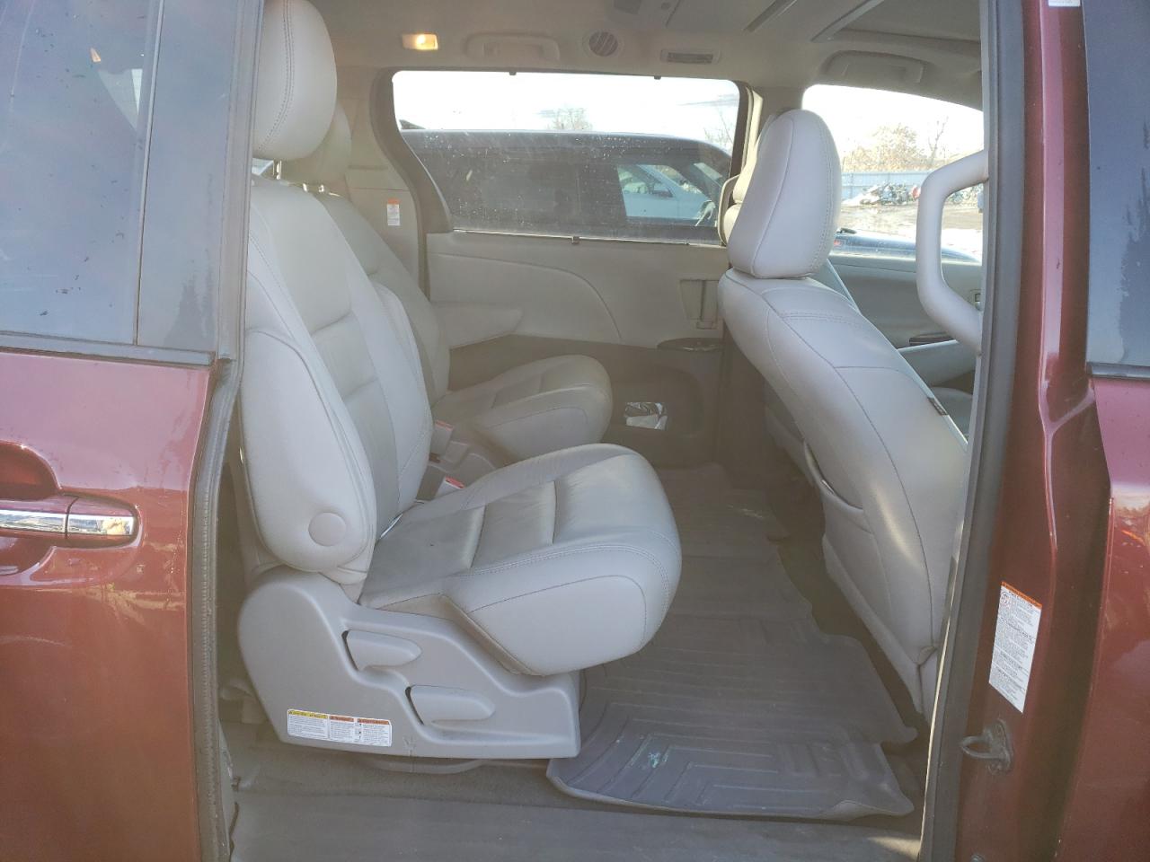 2015 Toyota Sienna - Image 11