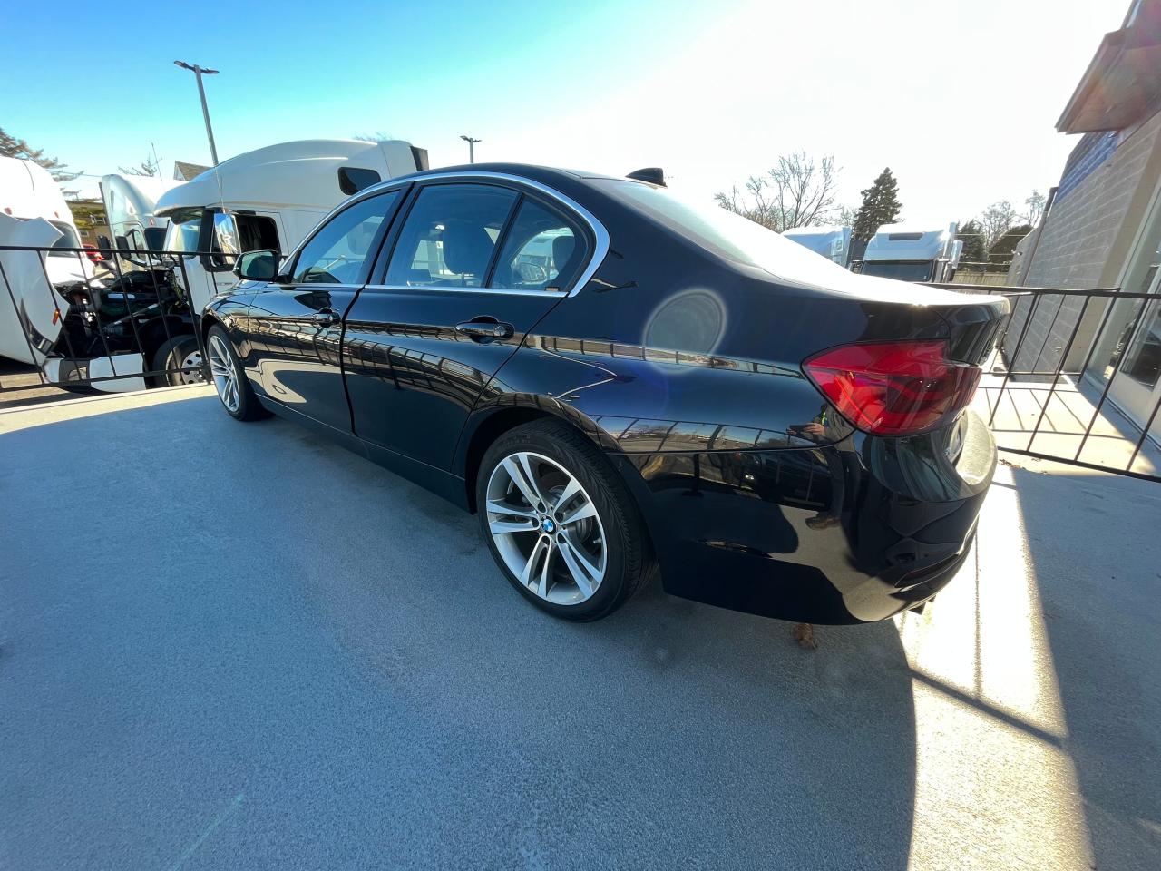 VIN WBA8D9C52JEM33923 2018 BMW 3 SERIES no.3