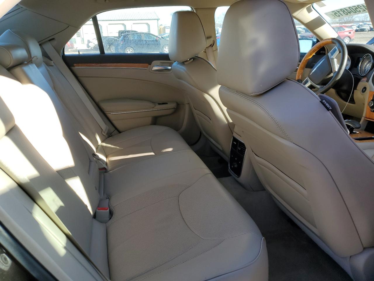 2013 Chrysler 300 - Image 10