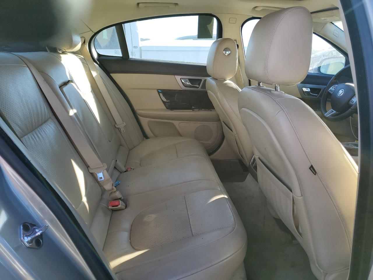2010 Jaguar XF - Image 10