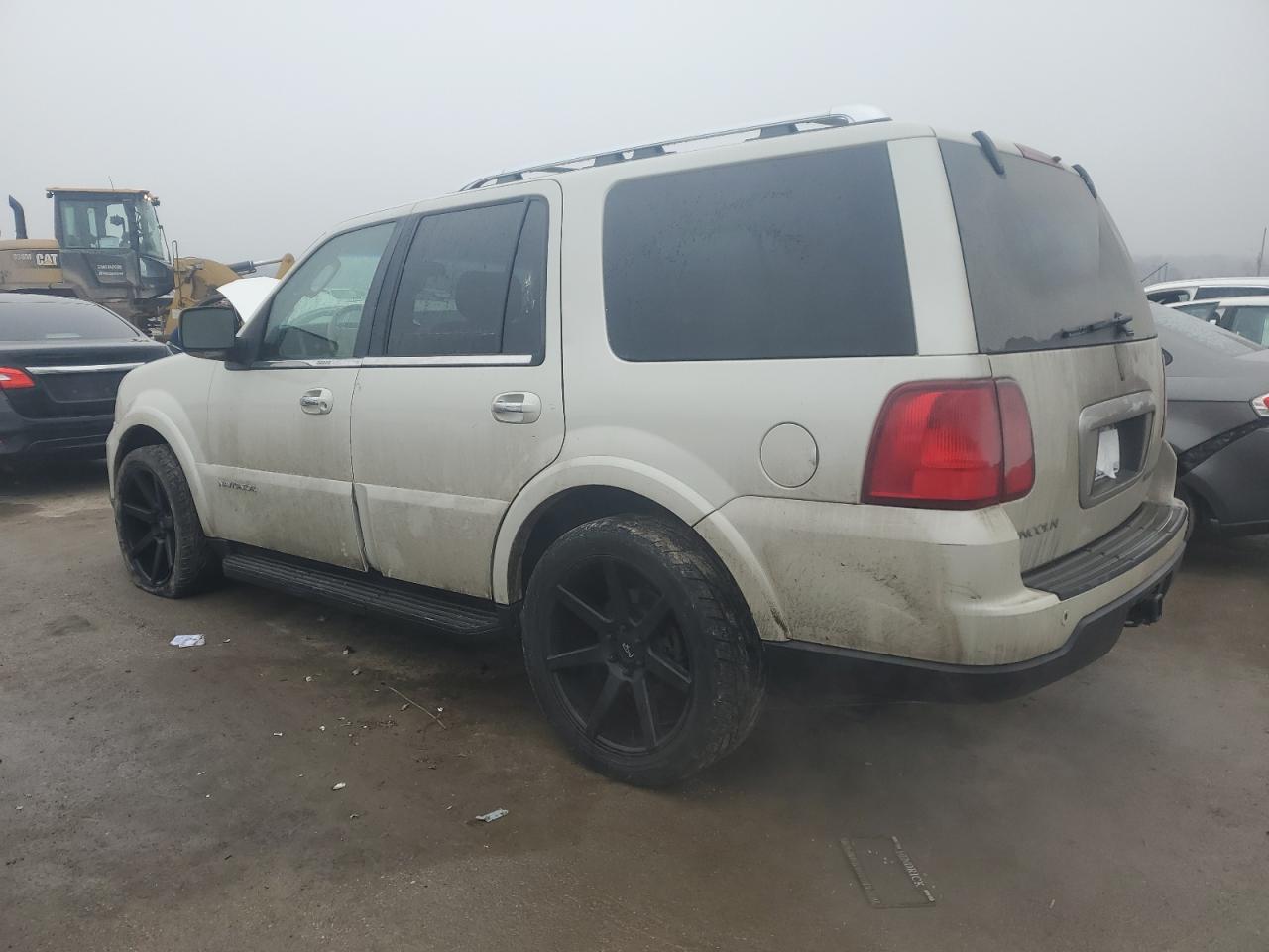 2005 Lincoln Navigator - Image 2