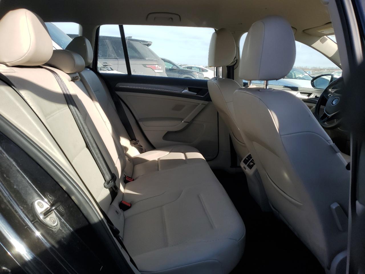 2017 Volkswagen Golf - Image 10