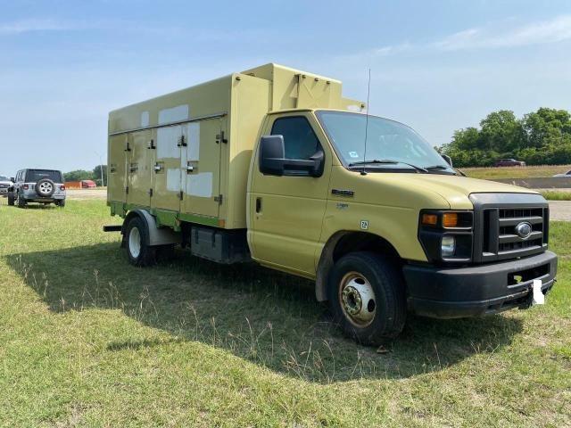 2011 Ford Econoline E450 Super Duty Cutaway Van