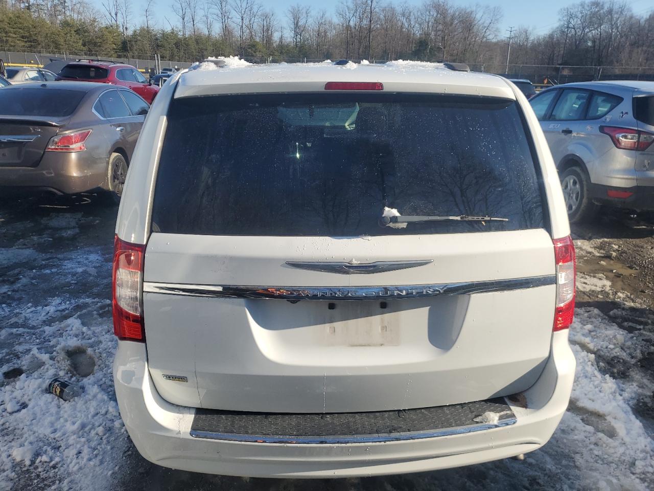 2016 Chrysler Town & Country - Image 6