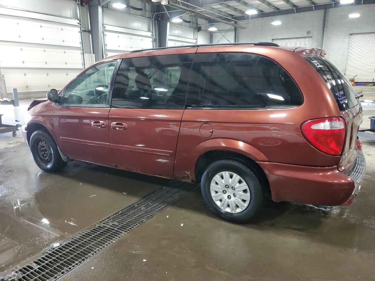 2007 Chrysler Town & Country - Image 2