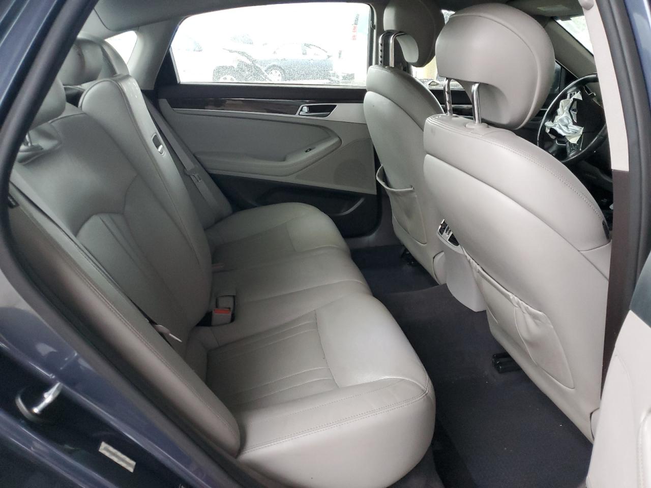 2015 Hyundai Genesis - Image 10