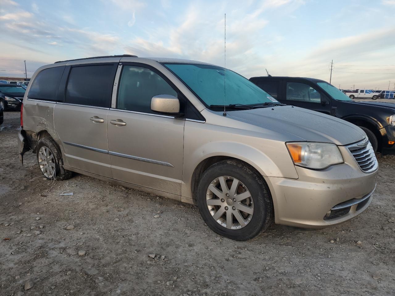 2014 Chrysler Town & Country - Image 4