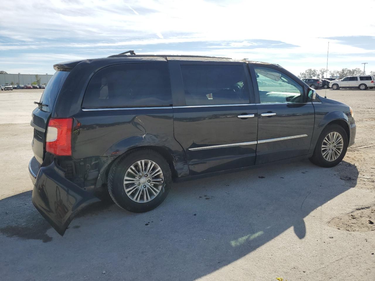2016 Chrysler Town & Country - Image 3