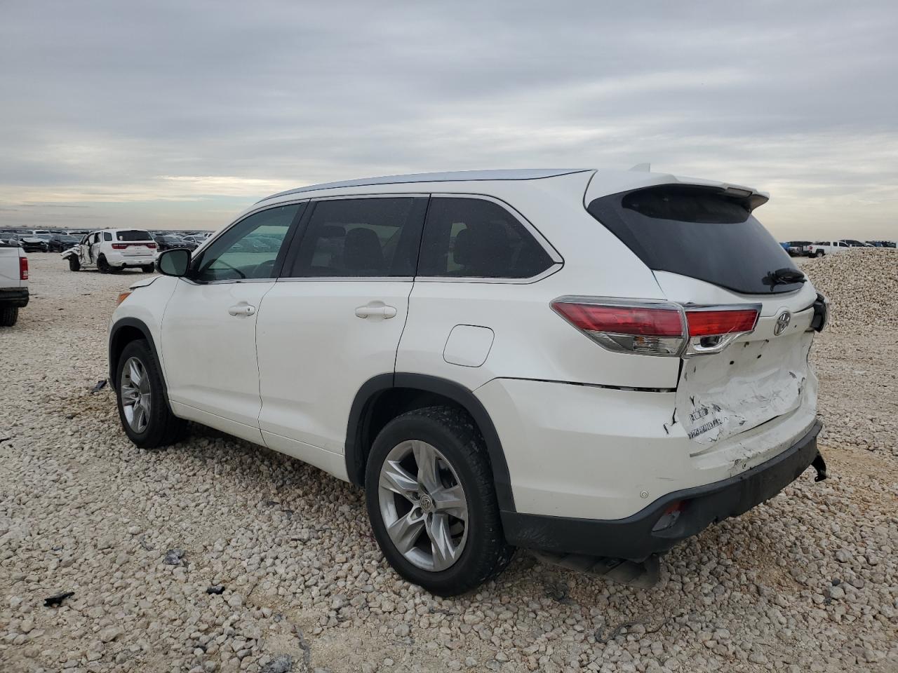 2015 Toyota Highlander - Image 2