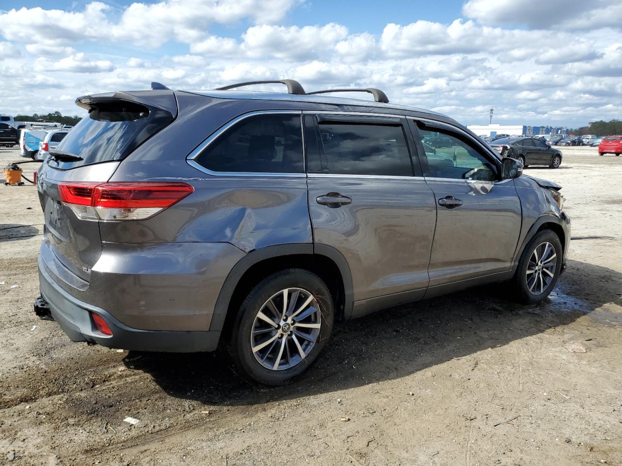 2017 Toyota Highlander - Image 3