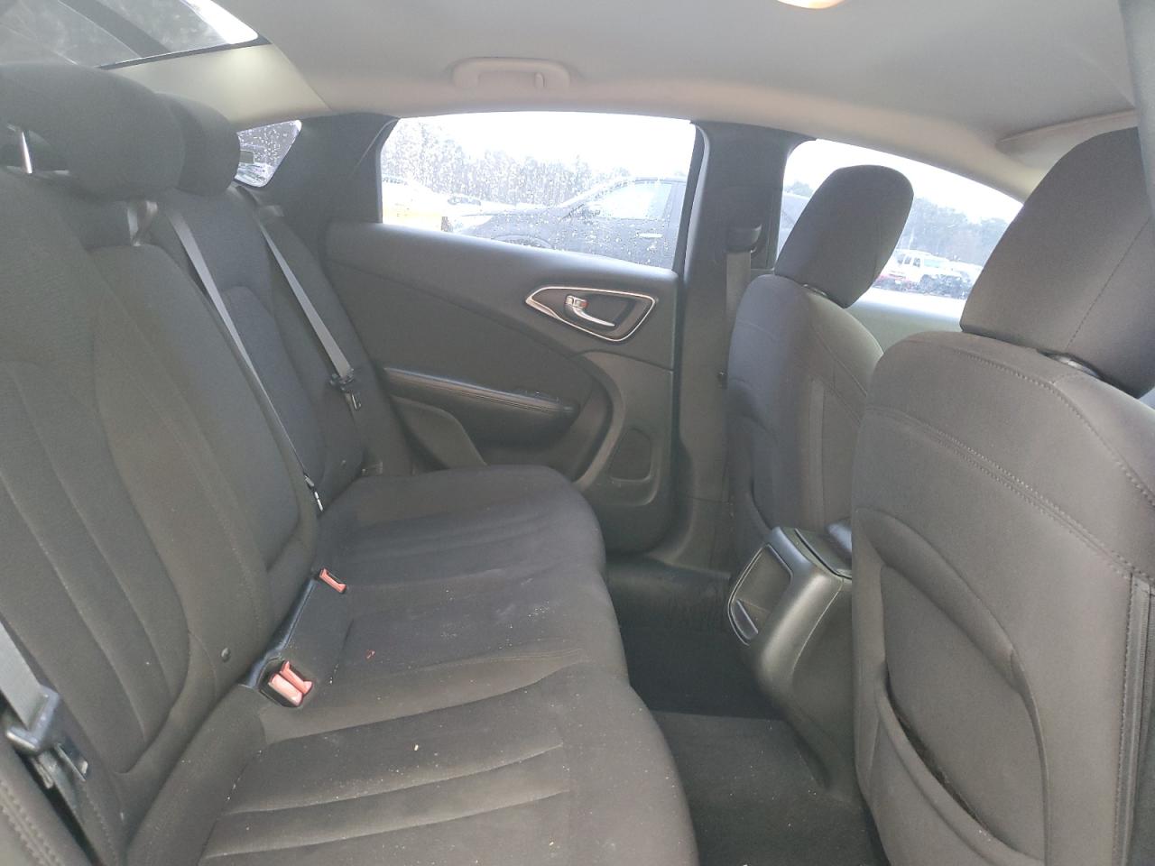 2015 Chrysler 200 - Image 10