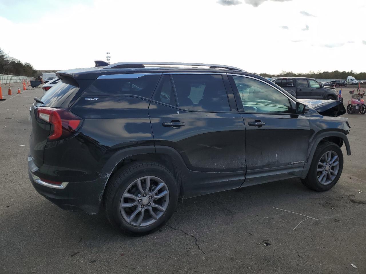 2022 GMC Terrain - Image 3