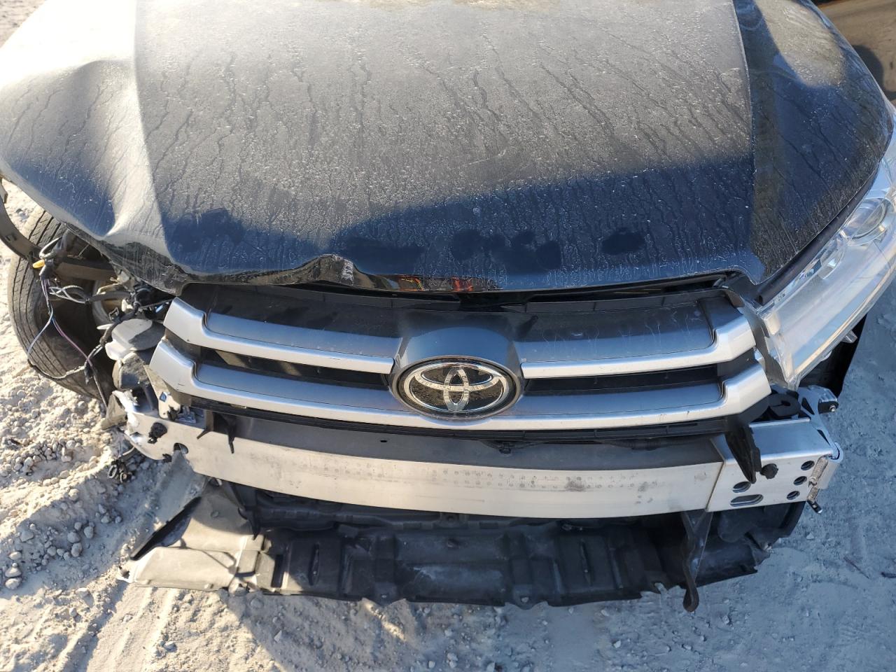 2019 Toyota Highlander - Image 12