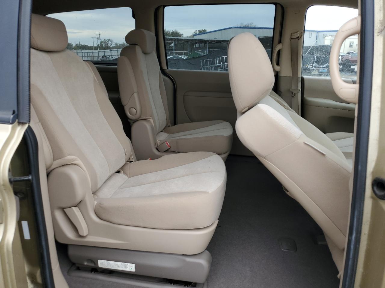 2010 Kia Sedona - Image 11