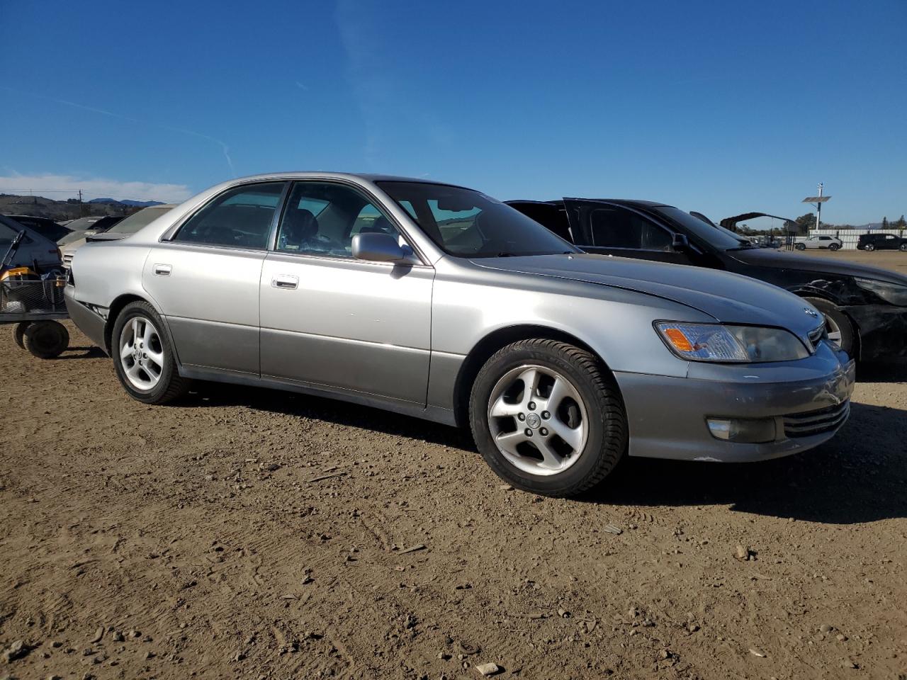 2000 Lexus ES - Image 4