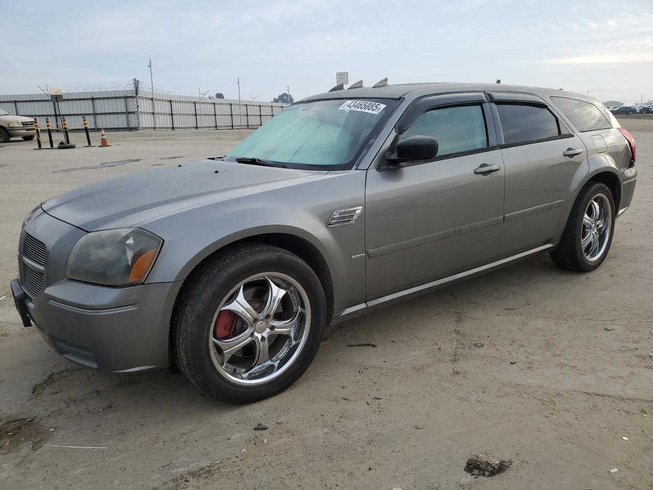 2005 Dodge Magnum - Image 1