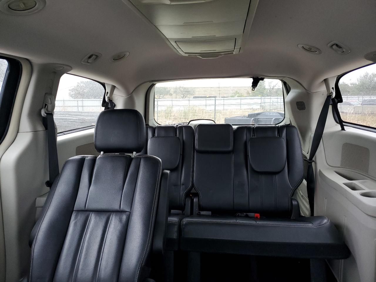 2014 Chrysler Town & Country - Image 10