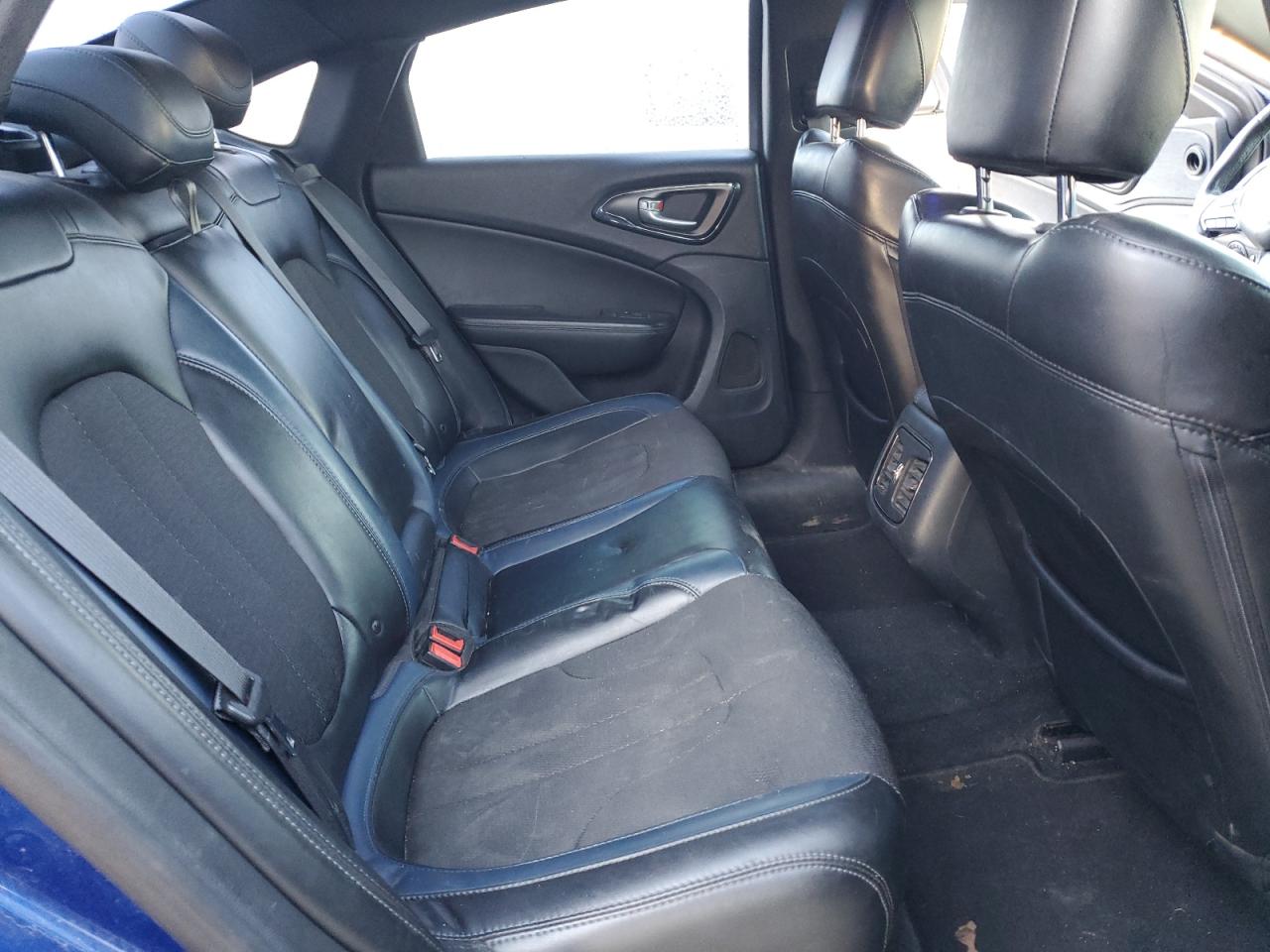 2015 Chrysler 200 - Image 10