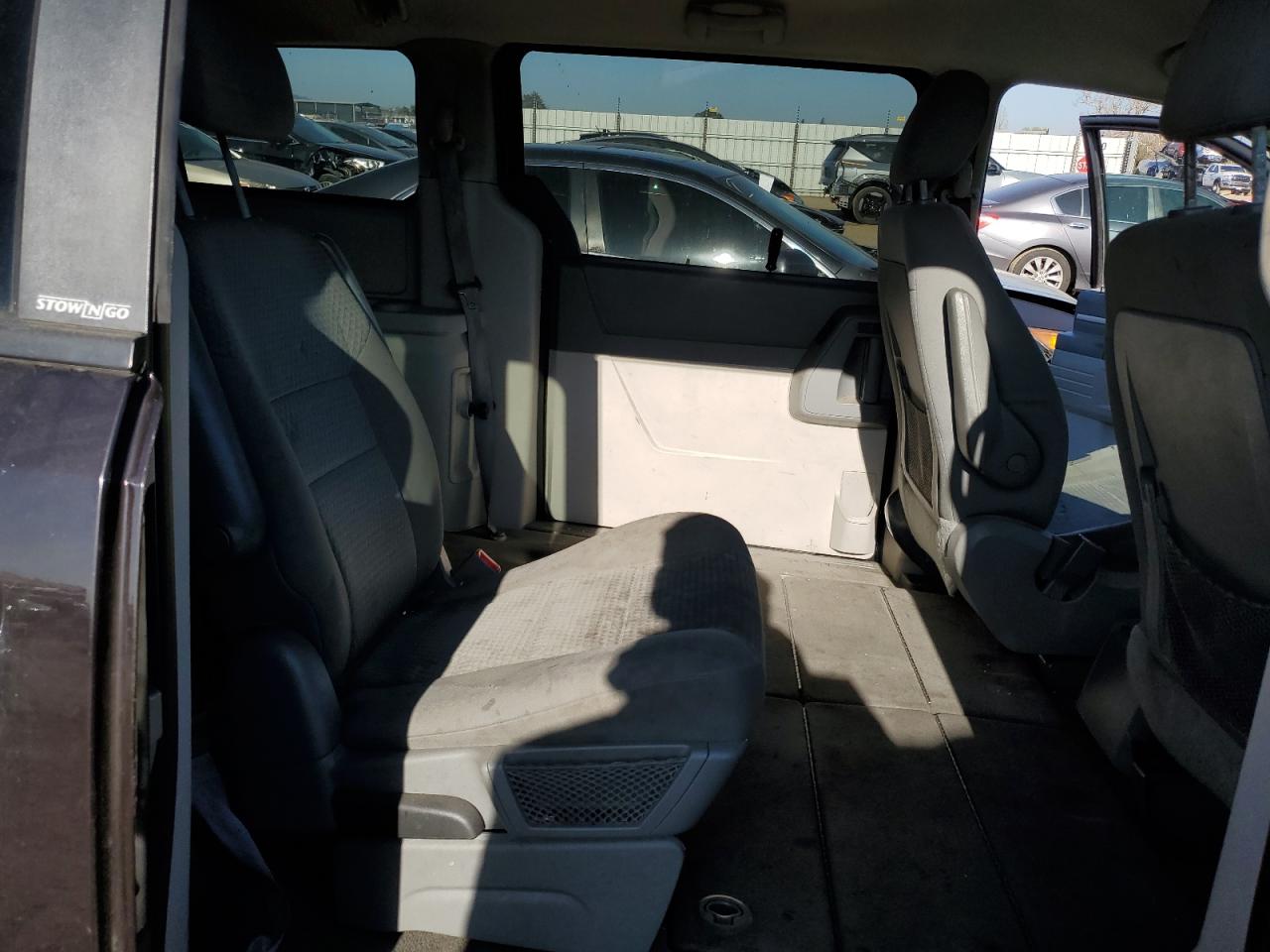 2010 Dodge Caravan - Image 11
