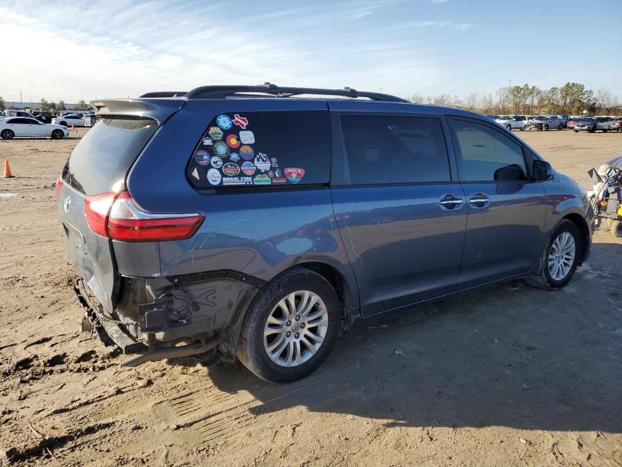 2015 Toyota Sienna - Image 3