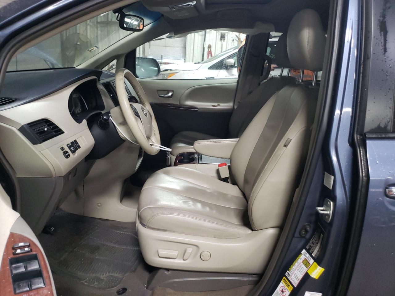 2013 Toyota Sienna - Image 7