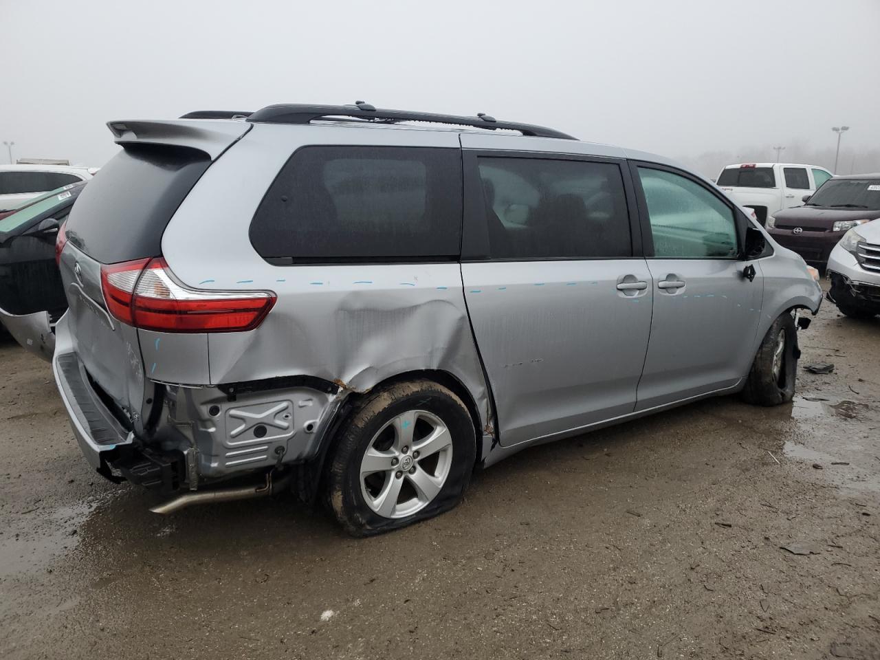 2015 Toyota Sienna - Image 3