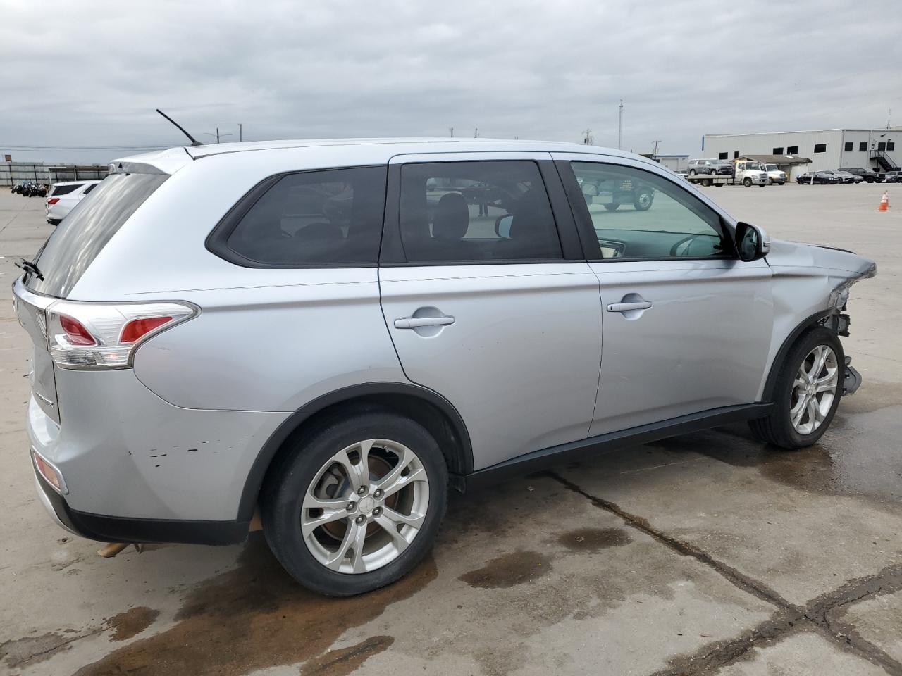 2015 Mitsubishi Outlander - Image 3