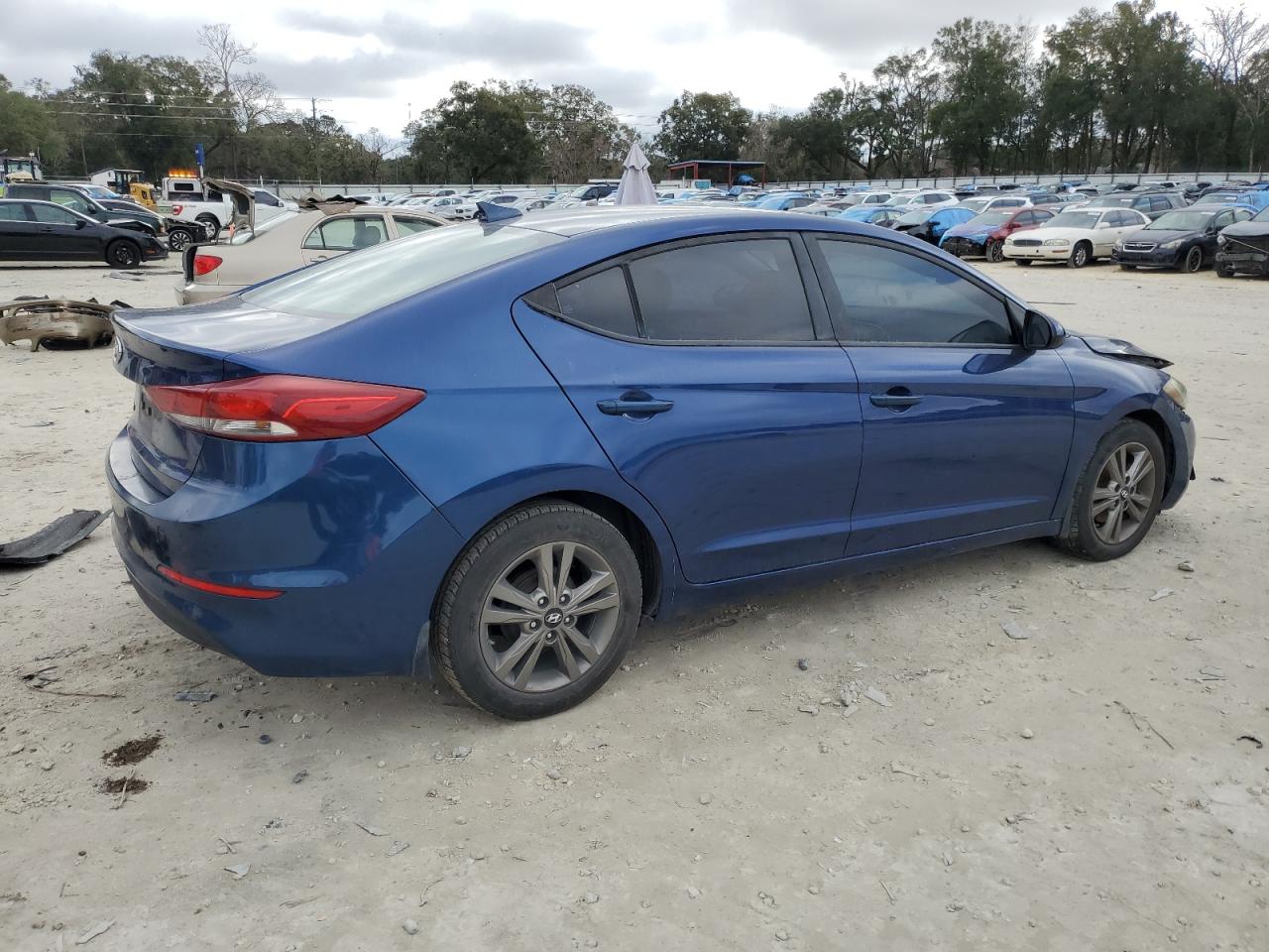 2017 Hyundai Elantra - Image 3