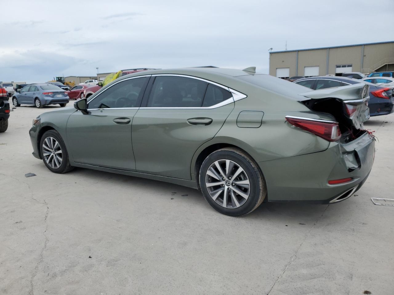 2019 Lexus ES - Image 2